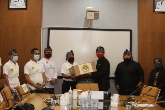 Pemkot Bandung Terima 150 Baju Hazmat Dari LDII