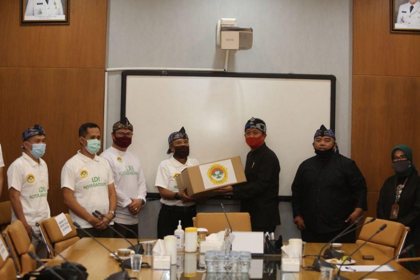 Pemkot Bandung Terima 150 Baju Hazmat Dari LDII