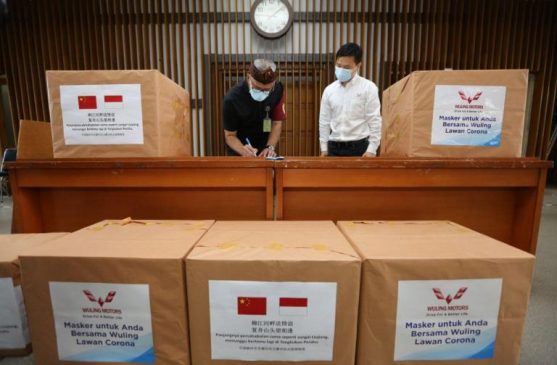 Pemkot Bandung Terima Bantuan 10 Ribu Masker Nonmedis dari Wuling