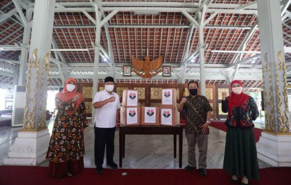Pemkot Bandung Terima Donasi 2.566 Masker Non Medis Dari UPI Untuk Masyarakat