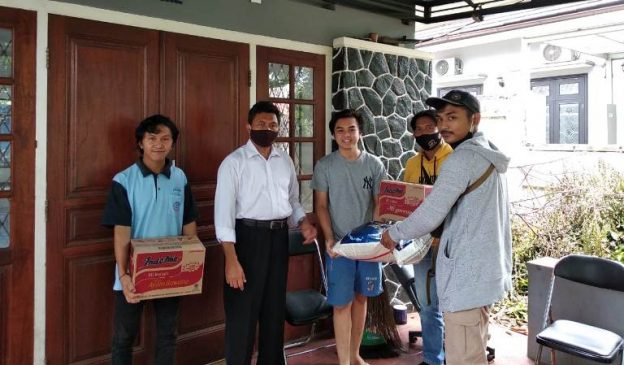 Polresta Bogor Kota Polda Jabar Salurkan Bantuan Sosial Bagi Mahasiswa Luar Kota Bogor Terdampak Covid-19
