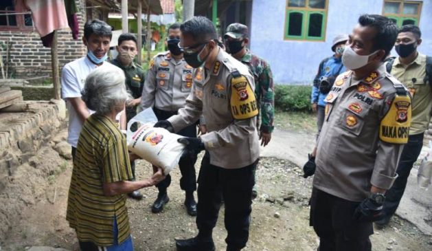 Polresta Cirebon Polda Jabar Bagikan Sembako ke Wilayah Terpencil