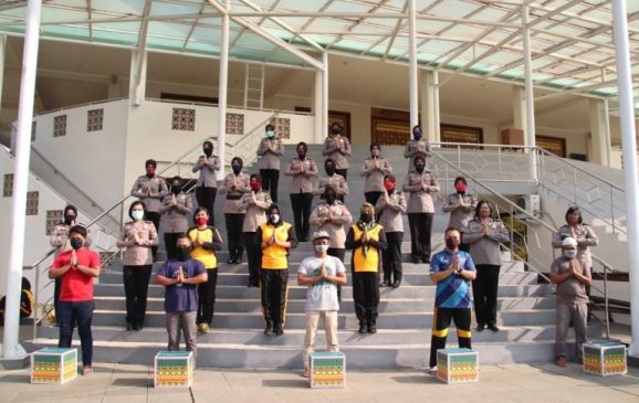 Polwan Polda Jabar Laksanakan Baksos dan Bersih-Bersih Masjid Al-Amman
