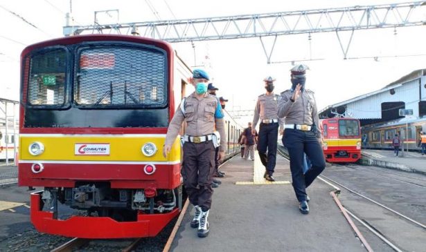 Putus Rantai Penyebaran Covid-19, Personel Polresta Bogor Kota Polda Jabar Pantau Masyarakat Pengguna KRL Menuju Jakarta