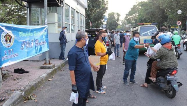 Ramadhan Minggu Ketiga PWI Kota Bandung Tetap Bagikan Takjil
