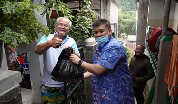 Wakil Ketua Komisi III DPRD Jabar Bagikan Sembako Ramadhan Peduli Covid-19