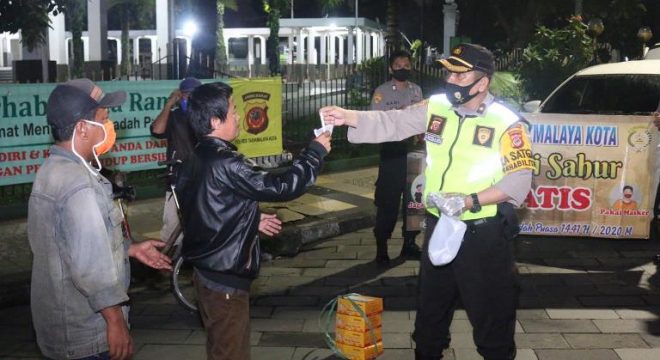 Polres Tasikmalaya Kota Polda Jabar Berbagi Sahur Gratis Peduli Covid-19