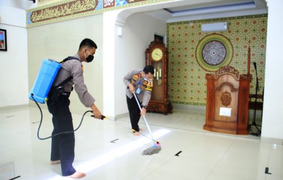 Kapolres Karawang Polda Jabar Laksanakan Bersih – Bersih Di Masjid Miftahul Hidayah
