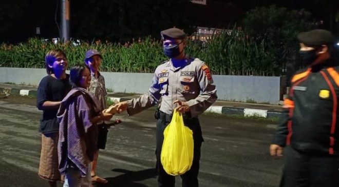 Kabid Humas Polda Jabar : Posko Dapur Umum TNI-Polri Bagikan Nasi Bungkus Peduli Covid-19 di Subang