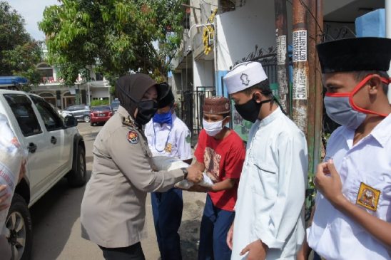 Bid Humas Polda Jabar Baksos Bagikan 100 Paket Beras ke 5 Yayasan Anak Yatim Piatu