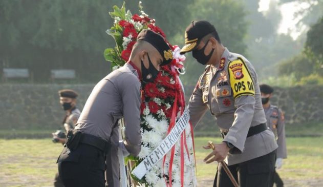 Dalam Rangka Hari Bhayangkara Ke-74, Kapolda Jabar Laksanakan Upacara Ziarah Ke TMP Cikutra dan Anjangsana