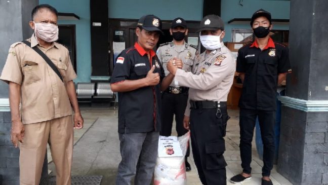 Hari Bhayangkara Ke -74, Kasat Binmas Polres Banjar Polda Jabar Distribusikan Bantuan Beras