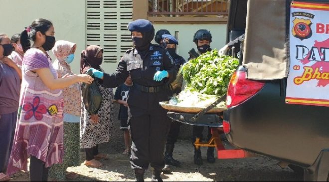 Polwan Satbrimob Polda Jabar Laksanakan Baksos Bagikan Bahan Masakan Kepada Ibu-ibu