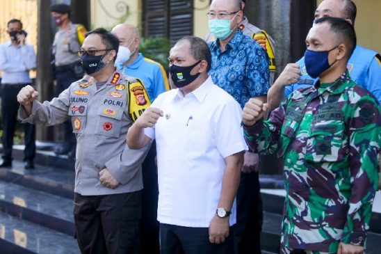 Hari Bhayangkara ke-74, Polrestabes Bandung dan Kodim 0618 Bagikan Seribu Paket Sembako