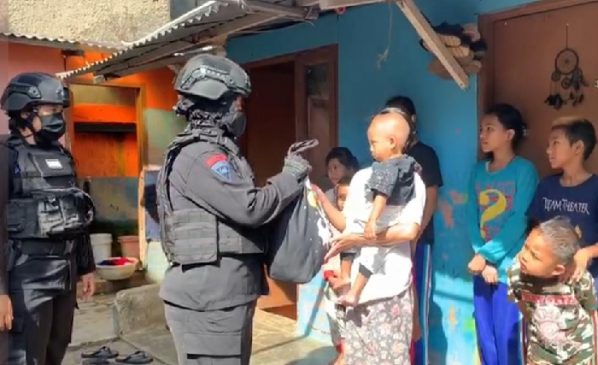 Personel Sat Brimob Polda Jabar Laksanakan Baksos dan Berikan Himbauan Protokol Kesehatan