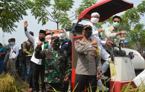 Kapolda Jabar Dampingi Menteri Pertanian Laksanakan Panen Raya