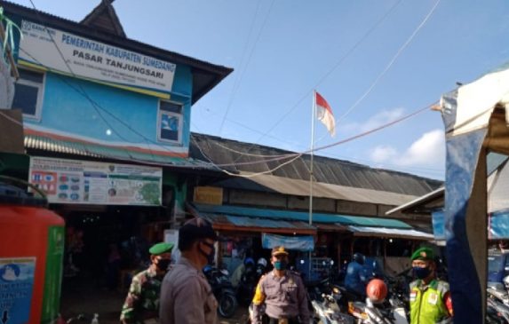 Personel Polres Sumedang Polda Jabar Monitoring Aktivitas Pasar Tanjungsari