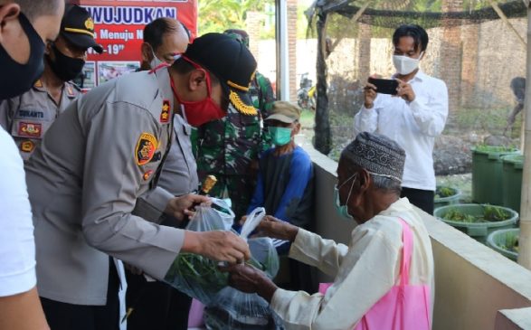 Kapolres Majalengka Polda Jabar Pimpin Panen Budidaya Lele dan Kangkung