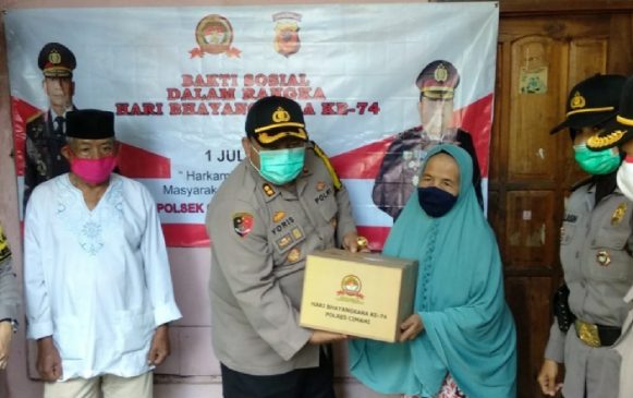 Hari Bhayangkara ke-74, Kapolres Cimahi Polda Jabar Pimpin Pemberian Bansos Kepada Lansia