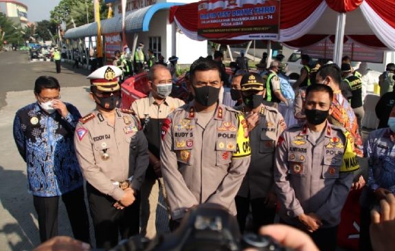 Baksos Hari Bhayangkara ke-74, TNI-Polri Laksanakan Rapid Test Drive Thru 300 Wajib Pajak di Samsat Bandung