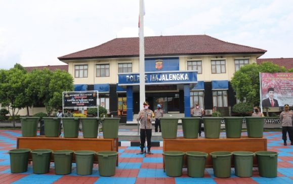 Polres Majalengka Polda Jabar Bagikan Sarana Dukung Ketahanan Pangan di Masa Pandemi Covid-19