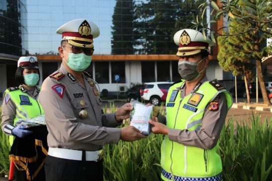 Pengurus Bhayangkari Polda Jabar Serahkan Paket Obat-Obatan dan Masker Kepada Anggota Dit Lantas
