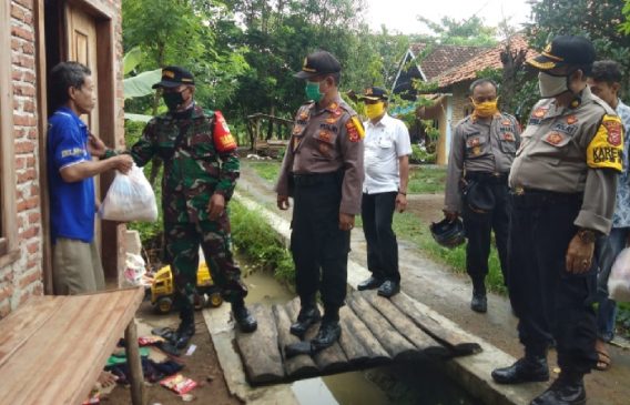 Baksos Polri, Polres Indramayu Polda Jabar Bagikan 50 Paket Sembako