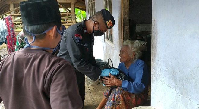 Bakti Brimob, Gegana Polda Jabar Bagikan Sembako