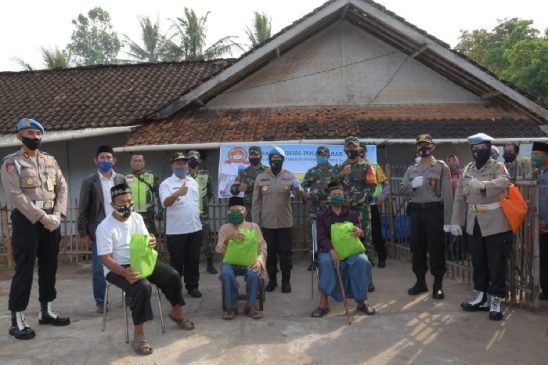Dalam Rangka Hari Bhayangkara ke-74, Bid Propam Polda Jabar Bagikan 250 Paket Sembako