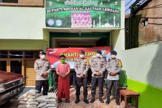 Brimob Polda Jabar Bagikan Sembako ke Panti Asuhan Al-Kautsar Lembang