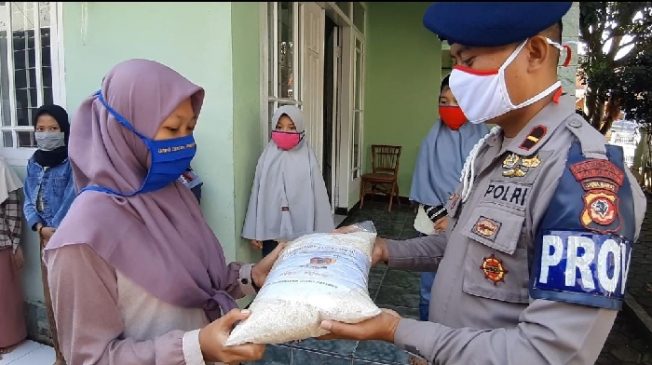 Peringati Hari Lahir Pancasila, Gegana Satbrimob Polda Jabar Gelar Baksos di Panti Asuhan