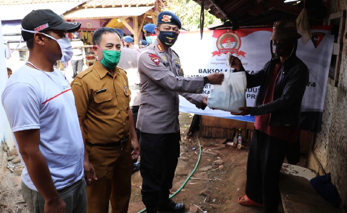 Hari Bhayangkara ke-74, Sat Brimob Polda Jabar Gelar Baksos di Kecamatan Cimanggung