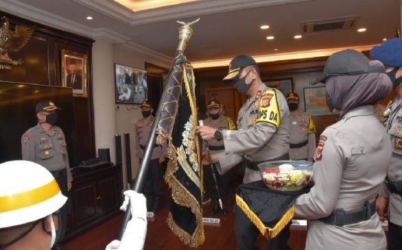 Jelang Hari Bhayangkara ke-74, Kapolda Jabar Laksanakan Pencucian Pataka Ganda Wibawa Cakti