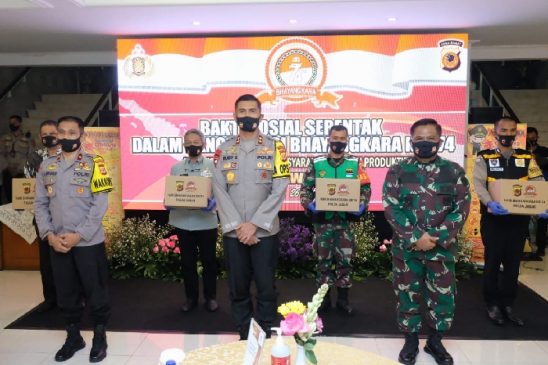 Hari Bhayangkara ke-74 Kapolda Jabar Bersama Pangdam III Siliwangi Lepas Baksos Serentak