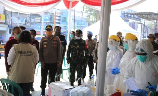 Kapolres Karwang Polda Jabar Pimpin Pemeriksaan Swab di Pasar Johar