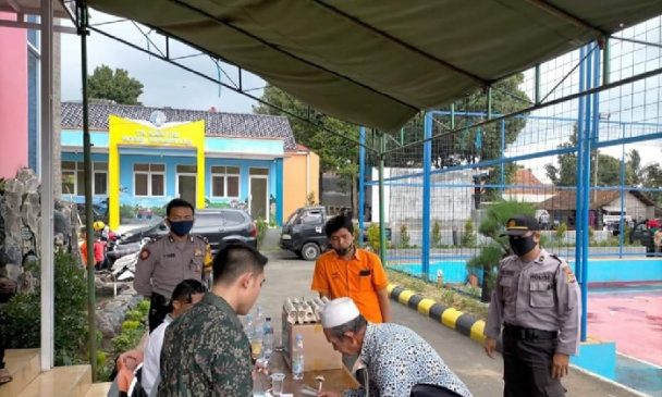 Polres Majalengka Polda Jabar Kawal Pembagian Sembako dari Pemprov Jabar