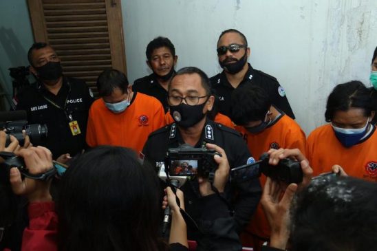 Dit Resnarkoba Polda Jabar Olah TKP Home Industri Obat Illegal di Komplek Kopo Permai