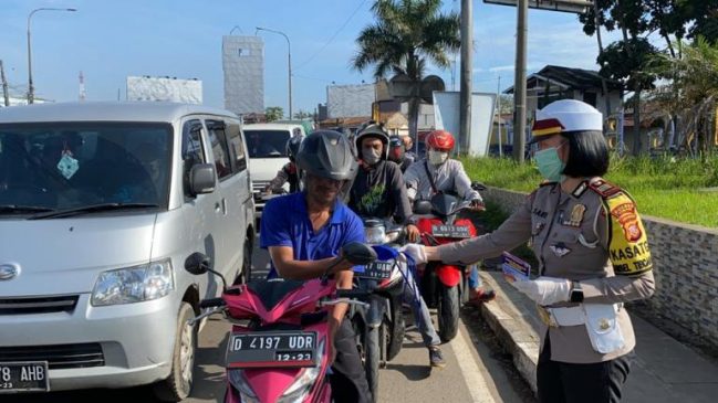 Hari Ketiga Operasi Patuh Lodaya 2020, Satlantas Polres Cimahi Bagikan Masker Gratis
