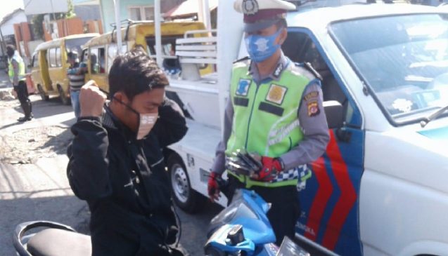Operasi Patuh Lodaya 2020 Hari Ke Enam, Polres Majalengka Bagikan Masker Untuk Putus Sebaran Covid-19