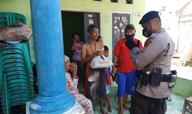 Ringankan Beban Warga Terdampak Covid-19, Sat Brimob Polda Jabar Sebar Paket Sembako
