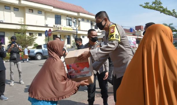 Baksos Kapolda Bagikan 200 Paket Sembako Untuk Warga Kurang Mampu