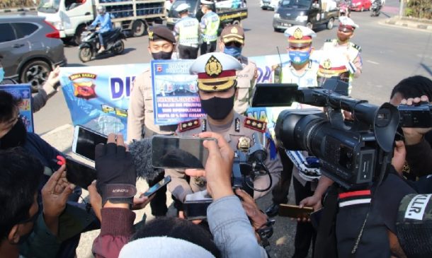 Operasi Patuh Lodaya 2020, Polda Jabar Bagikan Masker Kepada Pengguna Jalan