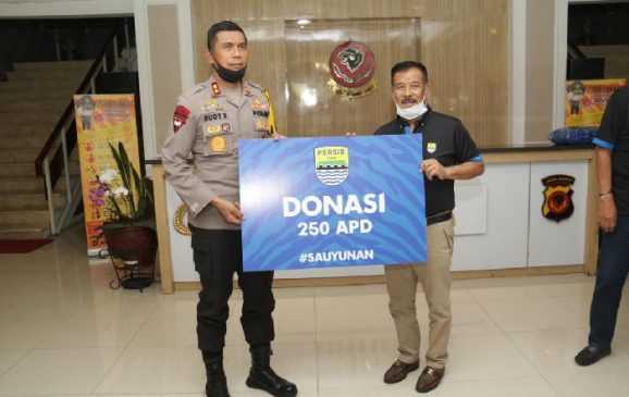 PT Persib Bermartabat Berikan 250 APD dan 10 Ribu Masker ke Polda Jabar