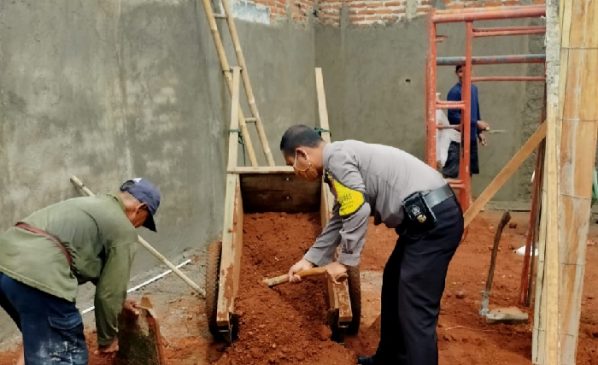 Personel Polres Subang Polda Jabar Bantu Pembangunan Pondok Pesantren Rumah Qur’an