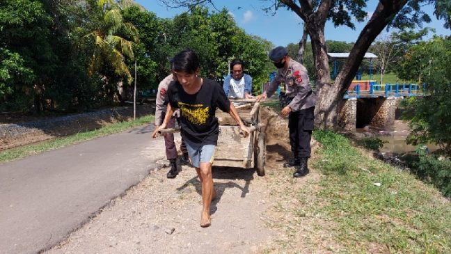 Personel Sat Brimob Polda Jabar Bantu Warga Bangun Poskamling dan Posyandu
