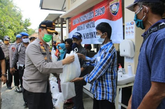 Polres Karawang Polda Jabar Gelar Baksos Peduli Masyarakat Terdampak Covid-19
