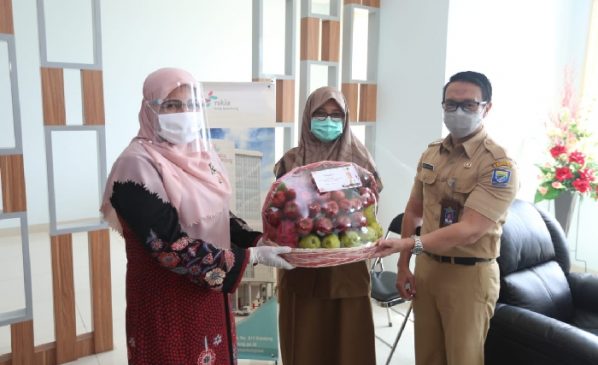 Reses III Anggota DPRD Jabar Jenguk Nakes Yang Dikarantina di RSKIA Kota Bandung