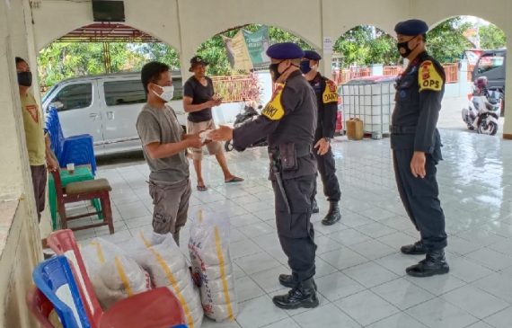 Sat Brimob Polda Jabar Bagikan Paket Sembako di Desa Babakan Lor Kabupaten Indramayu