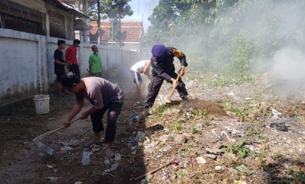 Sat Brimob Polda Jabar Gotong Royong Dengan Masyarakat Dukung Program Kampung Tangguh