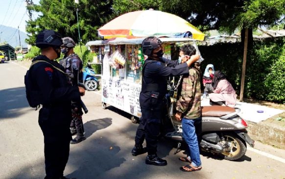Sat Brimob Polda Jabar Laksanakan Patroli Sosialisasi dan Edukasi Pemberlakuan AKB